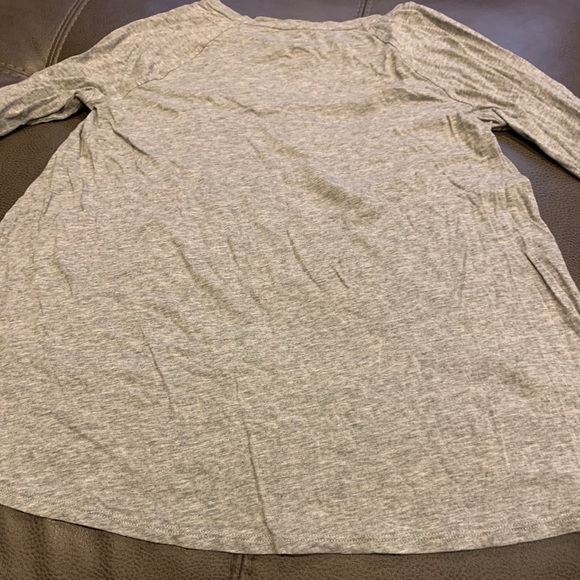 💕GAP long sleeve Feather tee in gray, size medium - Picture 4 of 7
